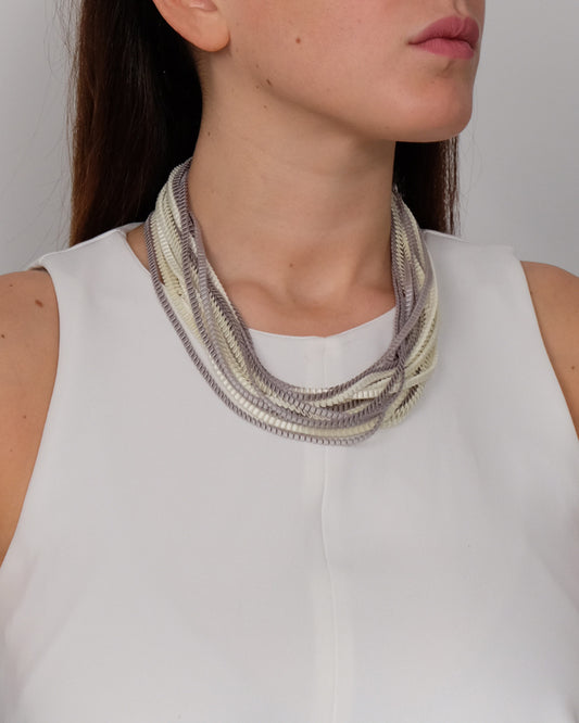 Collana in seta plissettata argento e crema