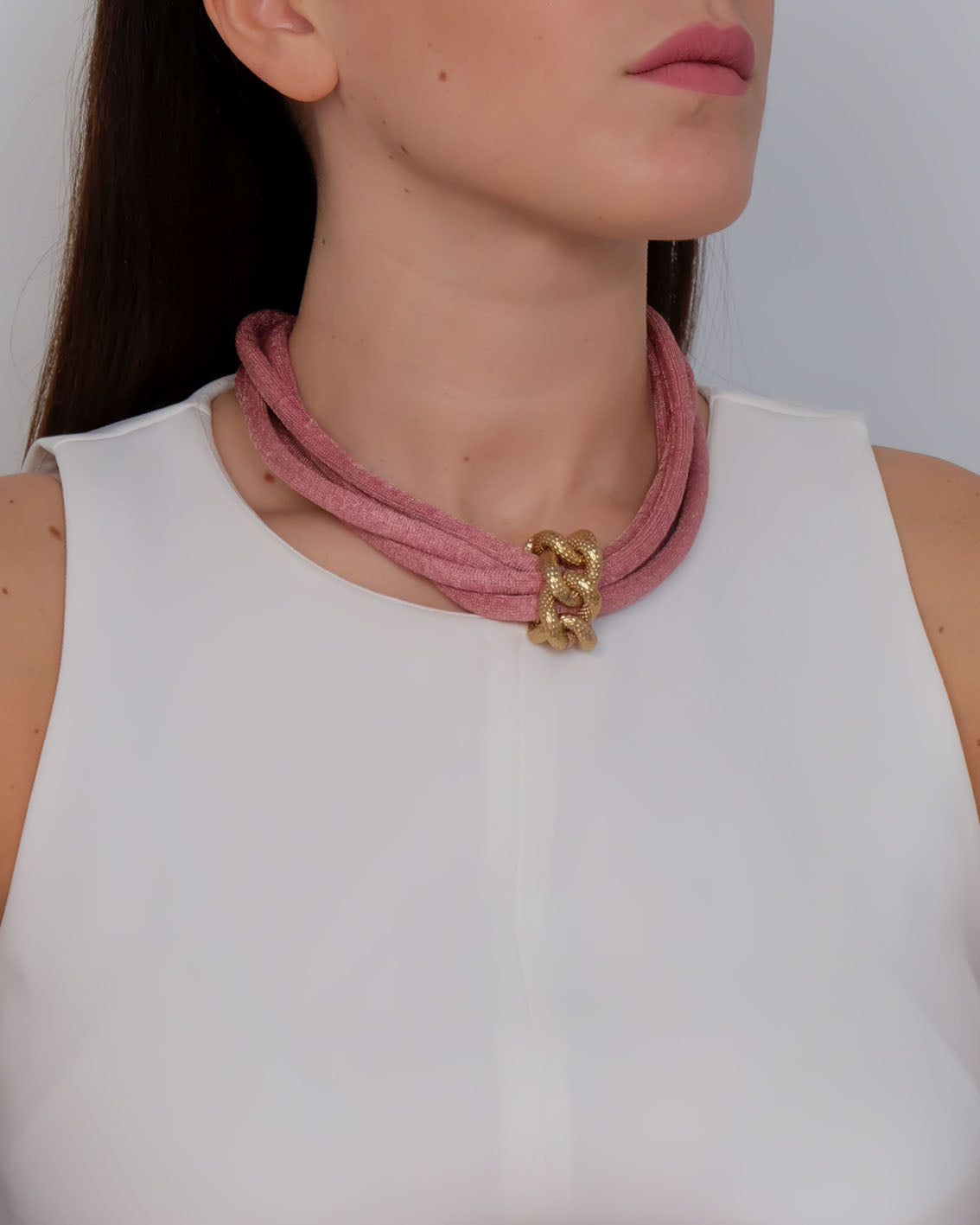 Collana in cordone di tessuto rosa con anello in bronzo dorato