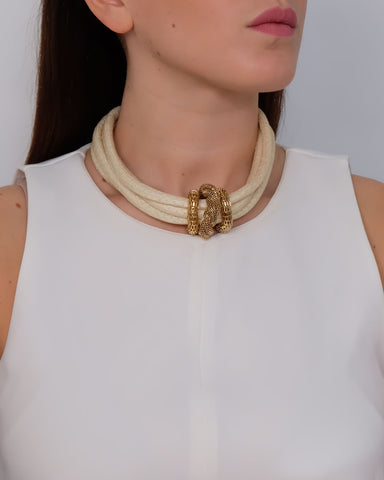 Collana in cordone di tessuto crema con tre anelli centrali in bronzo dorato