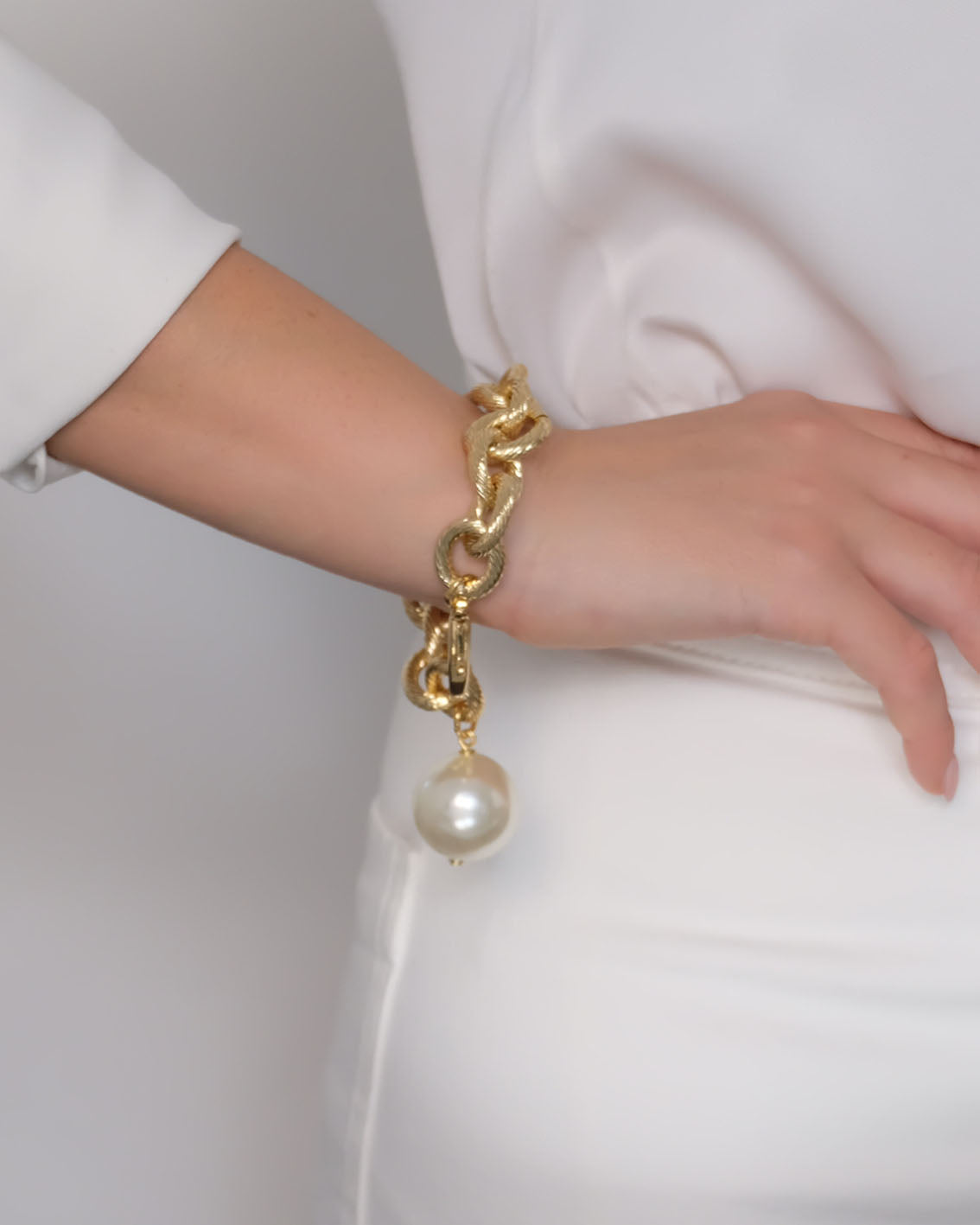 Bracciale con catena in bronzo dorato e perla in resina