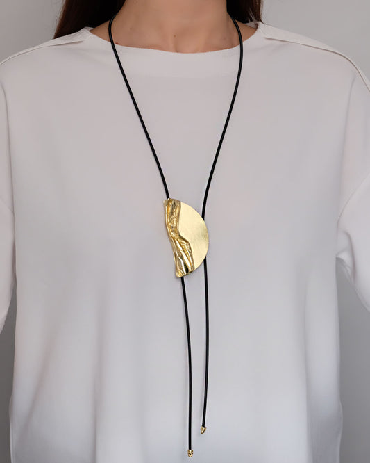 Collana lunga con mezzaluna in bronzo dorato