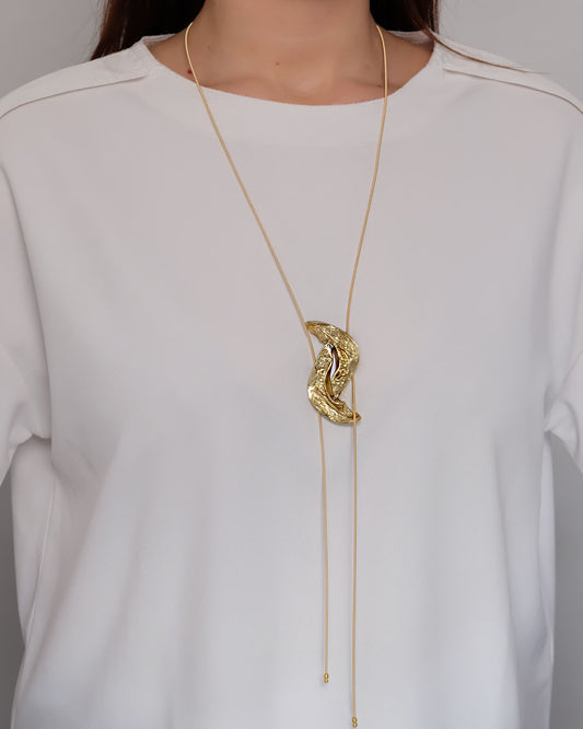 Collana lunga con elemento in bronzo dorato