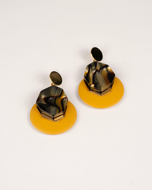 Orecchini pendenti con doppio elemento in resina color giallo senape