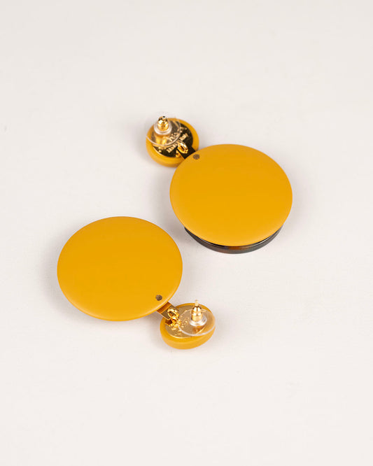 Orecchini pendenti con doppio elemento rotondo in resina color giallo senape
